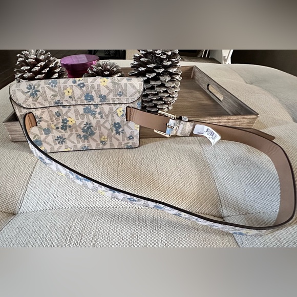 Michael Kors- Floral Envelope Belt Bag Size: L/XL - Picture 4 of 6